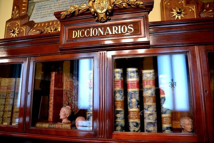 El diccionario de la RAE es el referente del idioma español. Contiene más de 93.000 palabras.