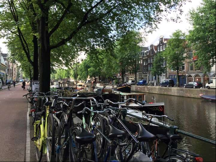 Siempre conviene dejar la bicicleta con candado e identificarla con alguna cinta de color para encontrarla más fácilmente, Amsterdam, Holanda (DP/Viajes)