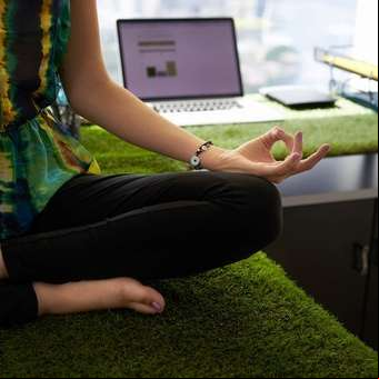 Meditar en la oficina para reducir el estrés