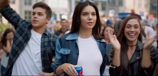 Kendall Jenner protagoniza una polémica publicidad de Pepsi sobre la protesta social