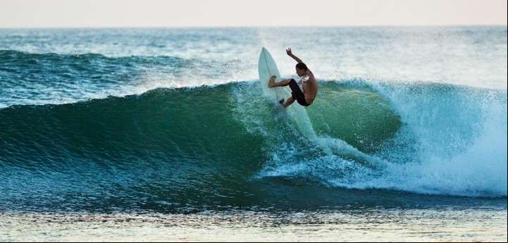 Surf en las playas de Costa Rica (foto de www.costaricasurfing.org).
