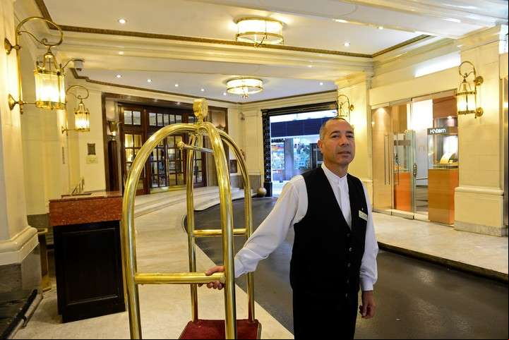 Bienvenida. La dio por mucho tiempo Antonio Ozuna, maletero del hotel. / David Fernández
