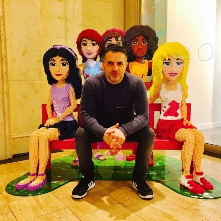 Desde Nueva York, Ángel posó con muñecas a las que dice que va a reemplazar por sus istas. ¿Sabrá lo que pasó en su ausencia?