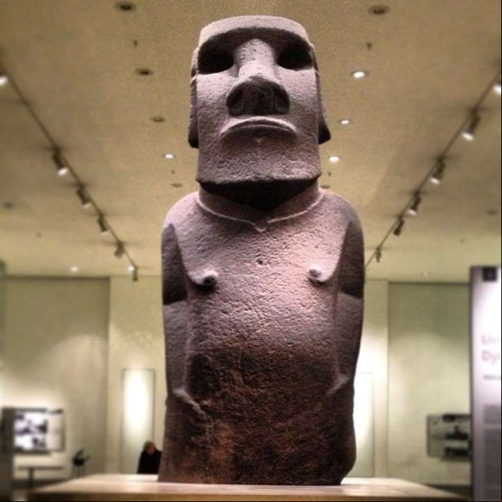 Hoa Hakananaiʻa, llegado desde la Isla de Pascua (Wikimedia).