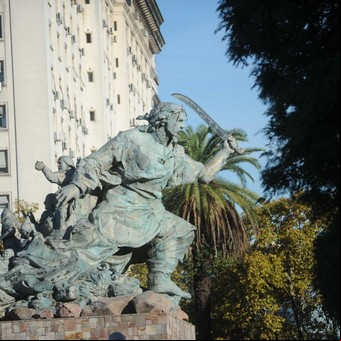 A menos de dos años de instalarlo, mudarán el monumento de Juana Azurduy