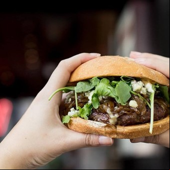"Dylan", una hamburguesa gourmet servida en Palermo, es la mejor de la Ciudad