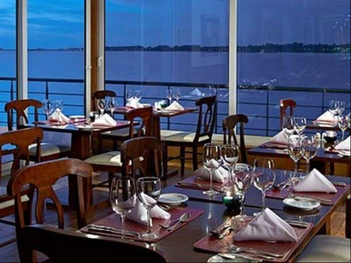 Gran vista en el restaurante Del Carmen, del hotel Radisson Colonia, Uruguay.
