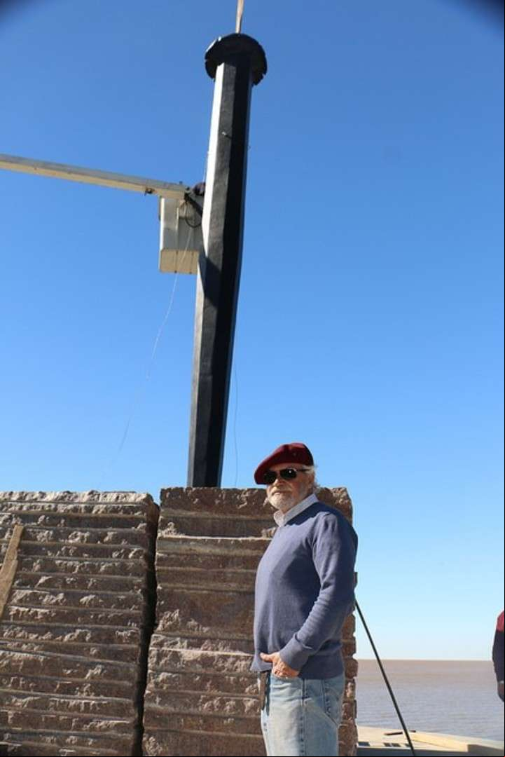 El artista Jorge Gamarra junto a "El Cincel", la escultura que están montando en la costa de Martínez.