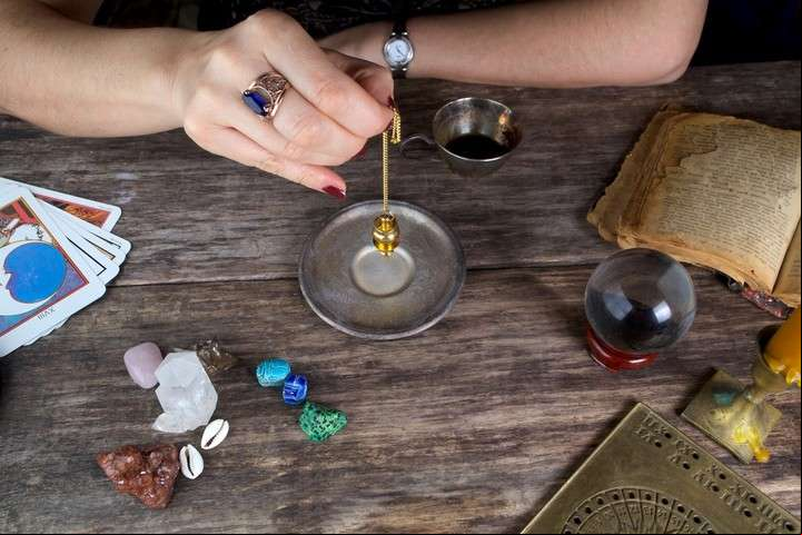 A través del péndulo, la Radiestesia permite alinear los Chakras.