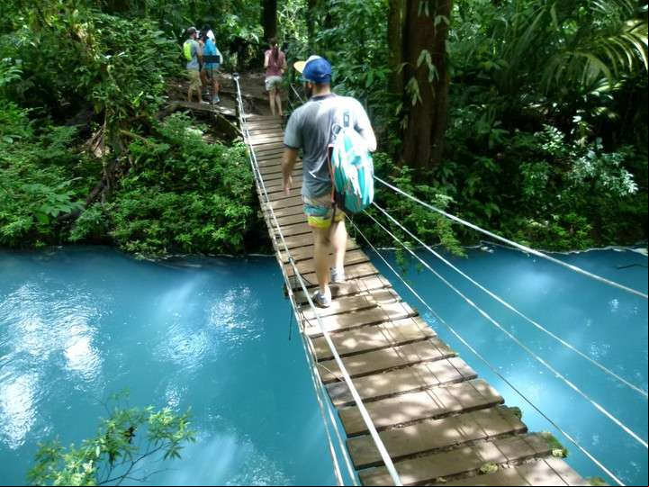 Puente colgante sobre el río Celeste, en el Parque Nacional Tenorio (PB/Viajes).