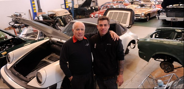Padre e hijo les cuidan a los famosos sus autos de colección