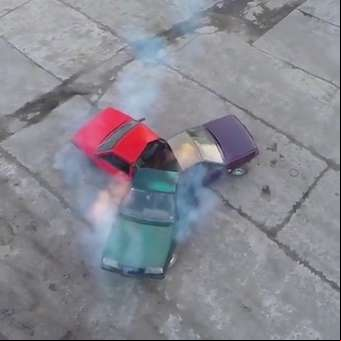 Cortan tres autos a la mitad para crear un "spinner" sobre ruedas