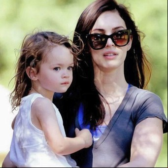 Como Angelina Jolie y Brad Pitt: otros famosos que apoyan a sus hijos trans