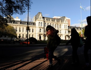 Palacios, arte y los ecos de un disparo en la oscuridad de Recoleta