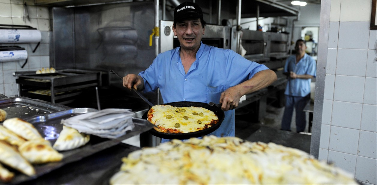 En Recoleta, los 90 años de una querida pizzería histórica: nació como un despacho mínimo y hoy vende hasta 1.500 pizzas por día