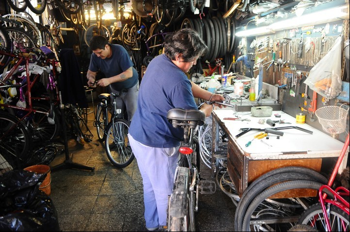 Manos a la obra. En Mila, el negocio de la familia Milasanaskas, donde fabrican y arreglan bicicletas. / Diego Waldmann