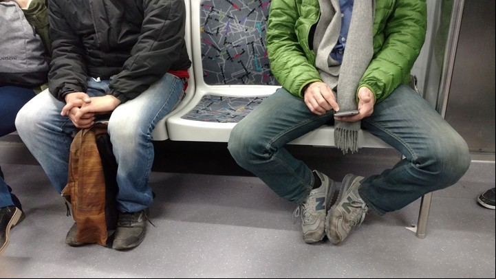 Manspreading es la manera de sentarse de algunos hombres, en especial en el transporte público, con las piernas abiertas, invadiendo el espacio de los asientos adyacentes. Una forma de "micromachismo". Foto Fernando de la Orden