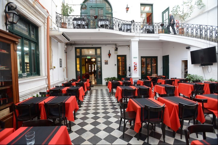 Patio. Un oasis en medio de la vorágine cotidiana, en el Club del Progreso. / Luciano Thieberger.
