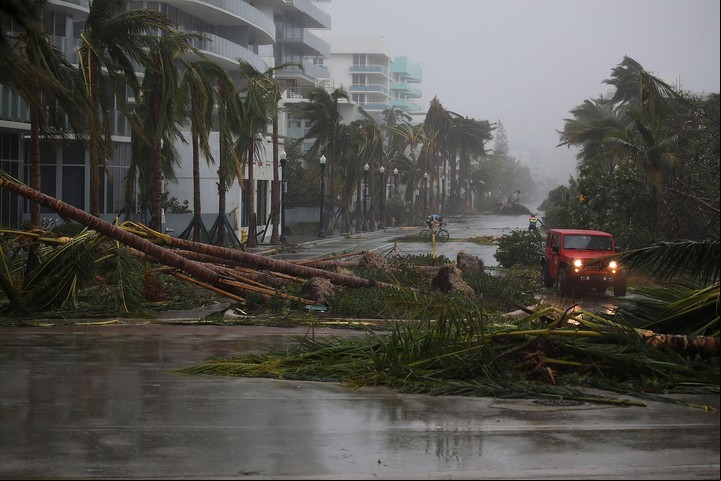 Miami Beach, en Florida (Estados Unidos), bajo el agua, a causa del huracán Irma, en septiembre de 2017. Estos fenómenos meteorológicos extremos vienen de la mano del cambio climático (Joe Raedle/Getty Images/AFP).