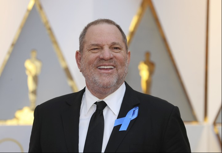 Harvey Weinstein caminaba por la alfombra roja del Oscar en febrero de 2017, ocho meses antes de que la Academia lo expulsara. Foto Reuters