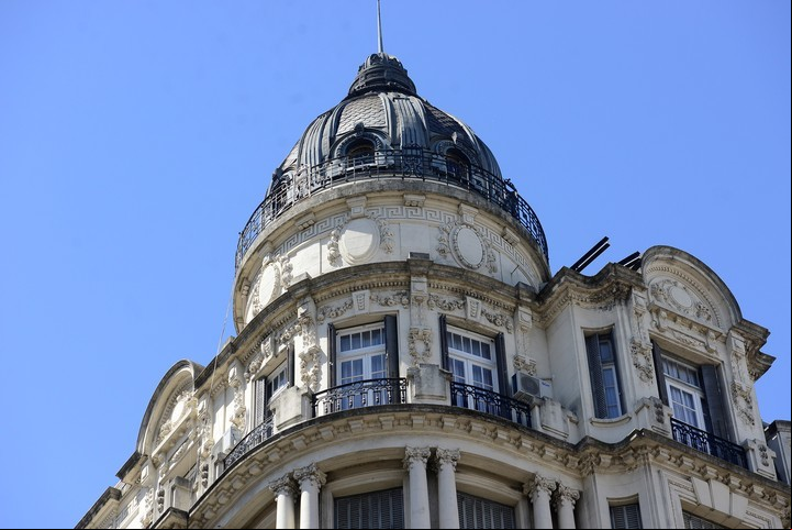 Alta en el cielo. La cúpula del edificio que diseñó el milanés Tavazza en Callao 295. La influencia italiana se le arrima a la sa. / David Fernández