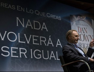 Dan Brown provoca: "Algo más tiene que haber, llámalo Dios"