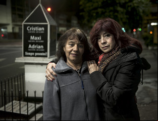 Homenajes a vecinos: los barrios suman altares urbanos para recordarlos