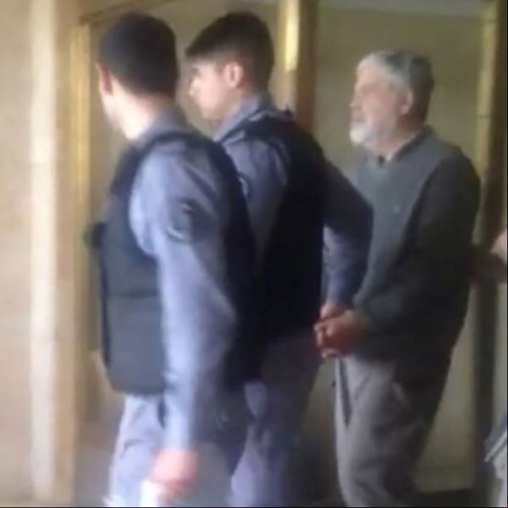 De Vido es trasladado esposado dentro de los Tribunales de Comodoro Py.