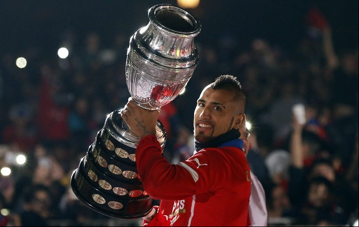 Arturo Vidal levanta la Copa América. La era Bielsa fue el impulso para los campeonatos que llegaron después de él.