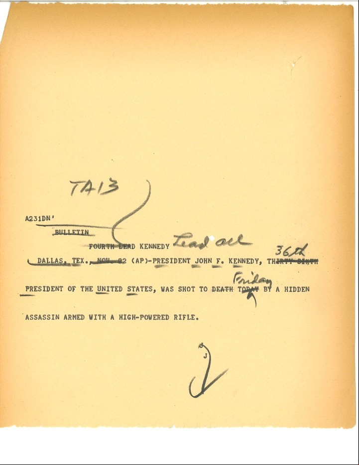 Copia del teletipo de la agencia AP anunciando el asesinato de Kennedy