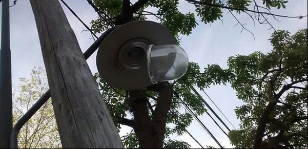 Video: en 20 segundos roban lámparas de los postes de alumbrado de las calles