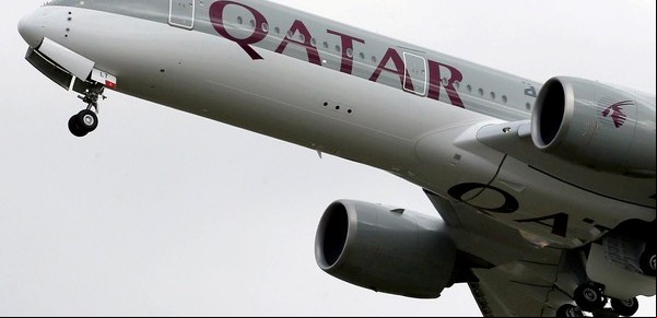 Una pareja es obligada a sentarse junto al cadáver de una mujer durante un vuelo de 15 horas