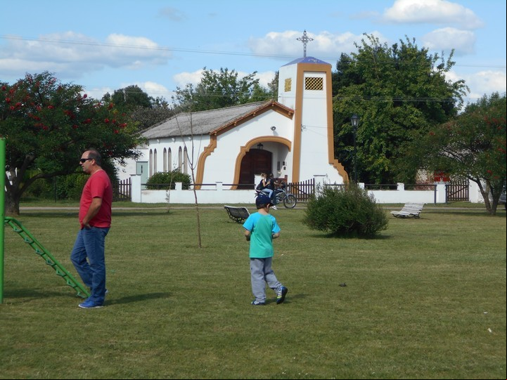 La plaza de Villa Ruiz y la capilla Nuestra Señora de la Asuncion, muy cerca del restaurante de campo Picá Montes.