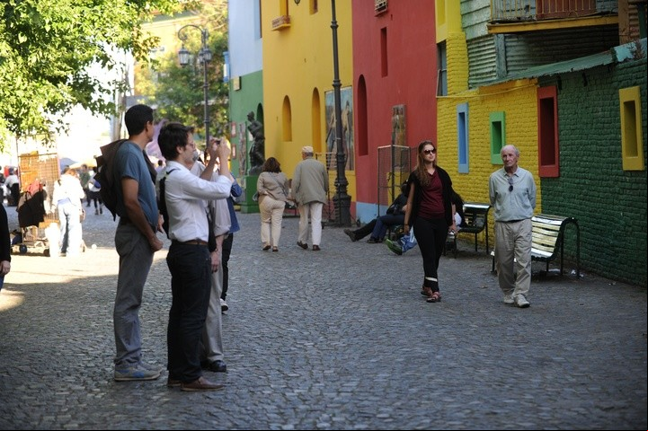 A restauração da região da foz do Rio Riachuelo, conhecida como Vuelta de Rocha, abarcou várias casas em La Ribera, Caminito e ruas das proximidades.