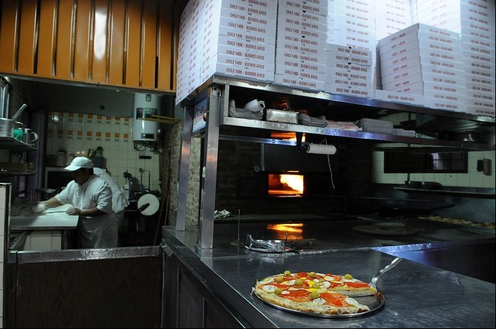El Mazacote deja contentos a los fans de la pizza a la piedra
