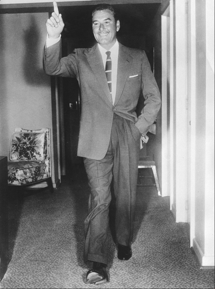 Errol Flynn, sex symbol de los 30 y 40, tuvo problemas con chicas menores de edad.
