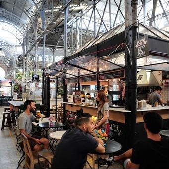 El mercado de San Telmo, eje de una movida cosmopolita que crece en todo el barrio