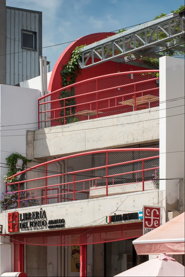 Clorindo Testa. Detalle de los balcones y el techo de la librería y centro cultural.