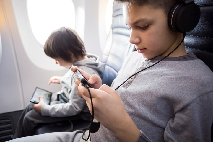 Dependiendo la edad del menor y la aerolínea, contratar el servicio de acompañamiento puede ser obligatorio u opcional.