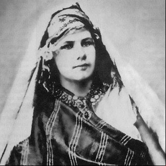 La trágica vida de la exploradora que se convirtió al Islam y describió como nadie el desierto del Sahara