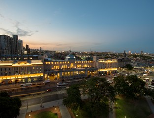 La renovada cúpula de Estación Retiro vuelve a iluminar el cielo porteño