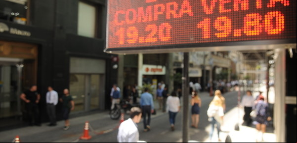 Tras la baja de tasas, el dólar volvió a dispararse y cerró a $ 19,93