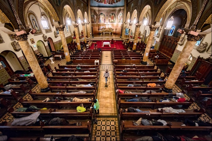 La iglesia de Saint Boniface, en San Francisco, donde decenas de homeless van a dormir durante el día (David Levene).