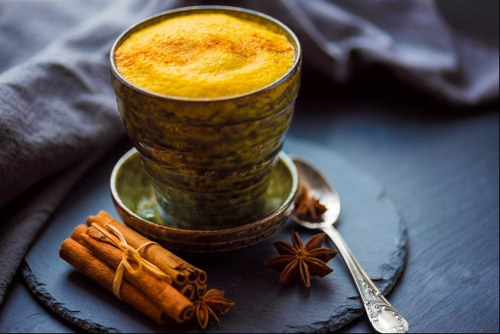 Le leche dorada (o cúrcuma latte) se popularizó en estos años en Estados Unidos y Europa.