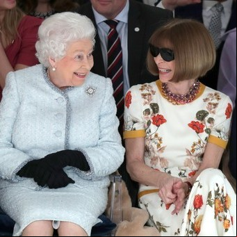 Isabel II, Anna Wintour y el desafío al protocolo real