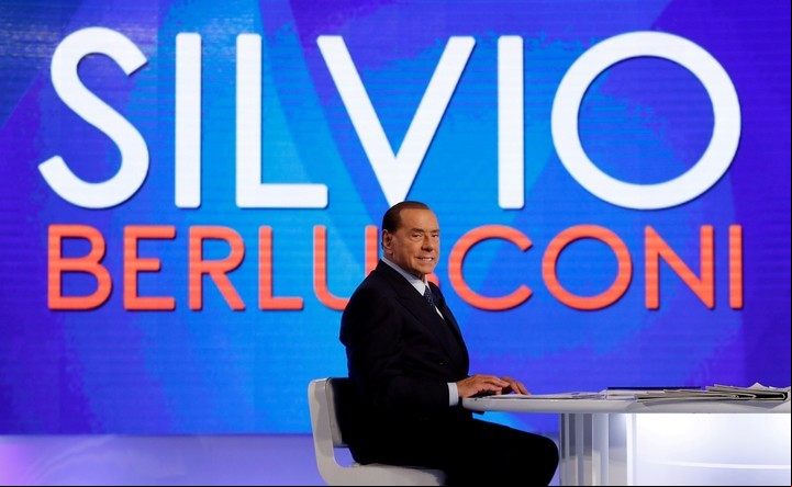 Berlusconi en "L'aria che tira", un programa televisivo. Allí se siente como pez en el agua. REUTERS