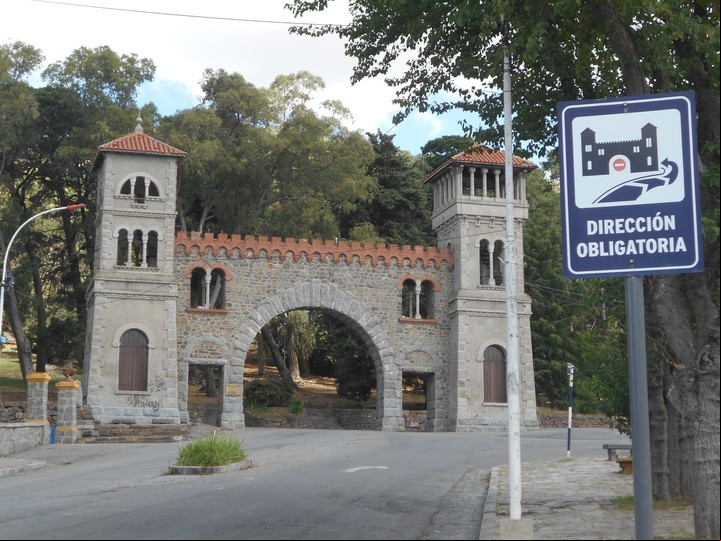 Pórtico de entrada al Parque Independencia.