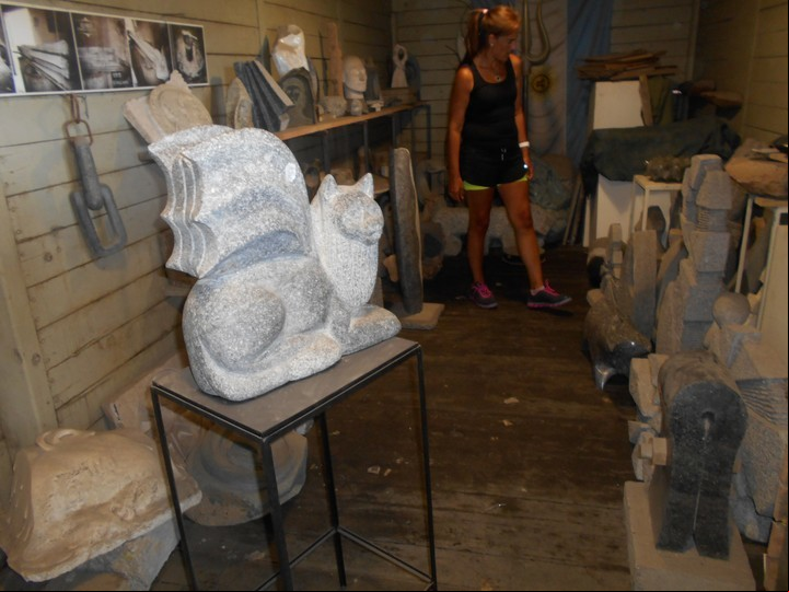 Obras en granito realizadas por alumnos del Taller Municipal de Picapedreros y Escultores y exhibidas en un vagón de la estación.