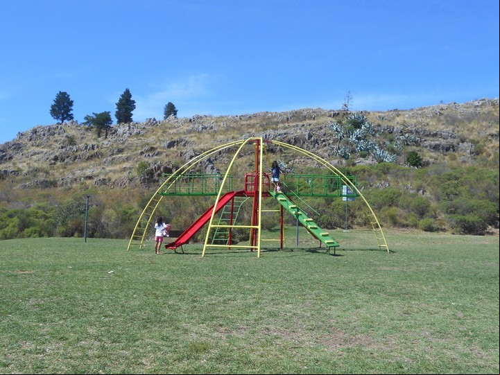 Juegos infantiles en el Parque del Bicentenario.