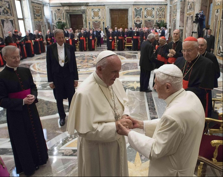El papa Francisco y el papa emérito Joseph Ratzinger, dos protagonistas en la vida Tommaso Debenedetti. Foto ANSA